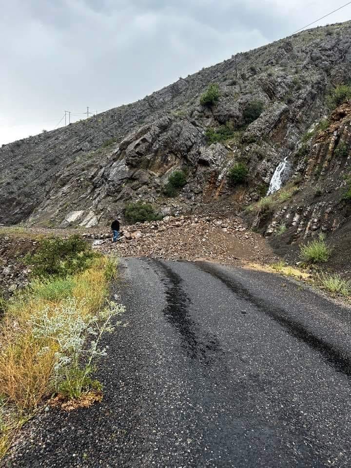 Erzurum’da sel nedeniyle yol çöktü
