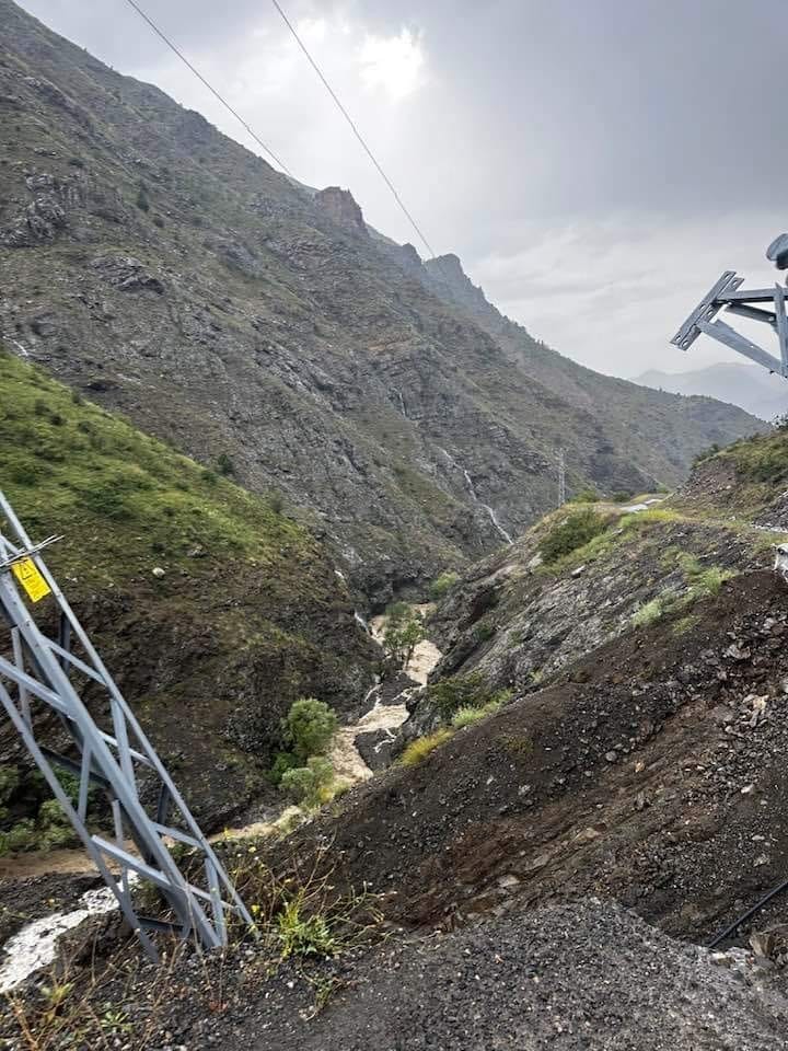 Erzurum’da sel nedeniyle yol çöktü
