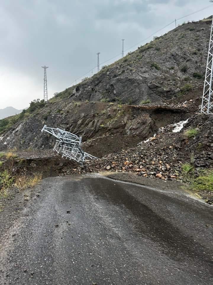 Erzurum’da sel nedeniyle yol çöktü
