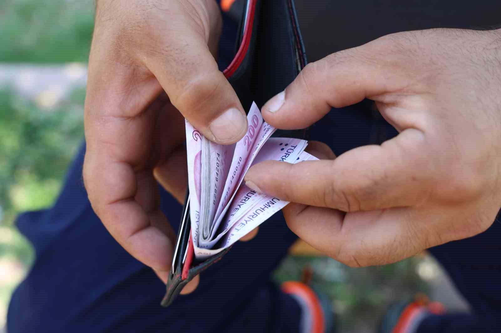 Temizlik personeli bulduğu para dolu cüzdanı polise teslim etti
