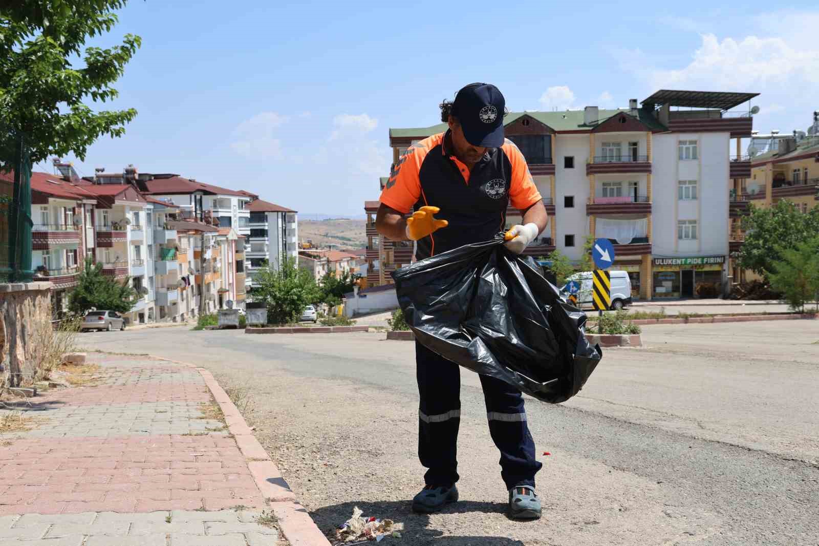 Temizlik personeli bulduğu para dolu cüzdanı polise teslim etti
