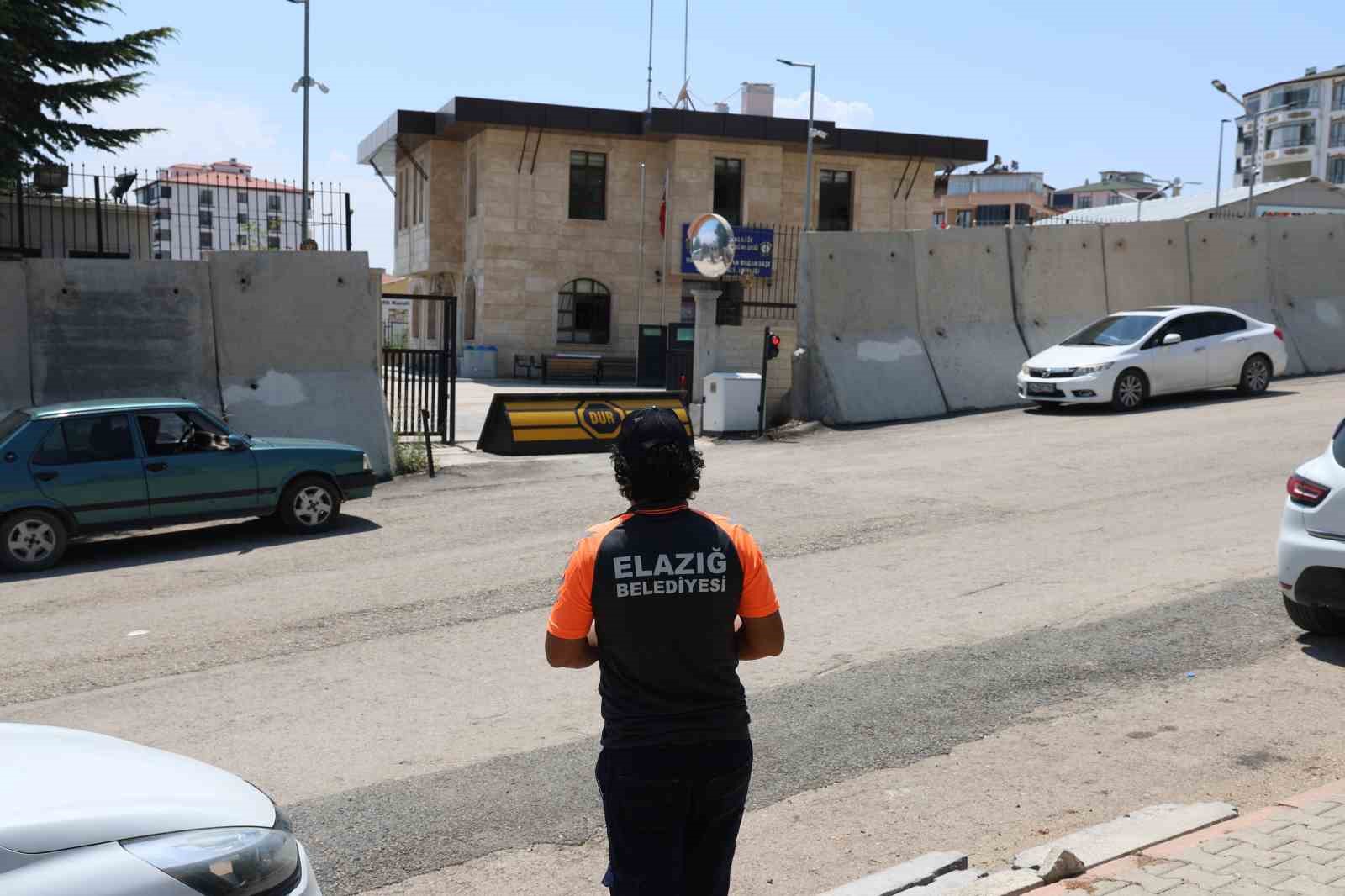 Temizlik personeli bulduğu para dolu cüzdanı polise teslim etti
