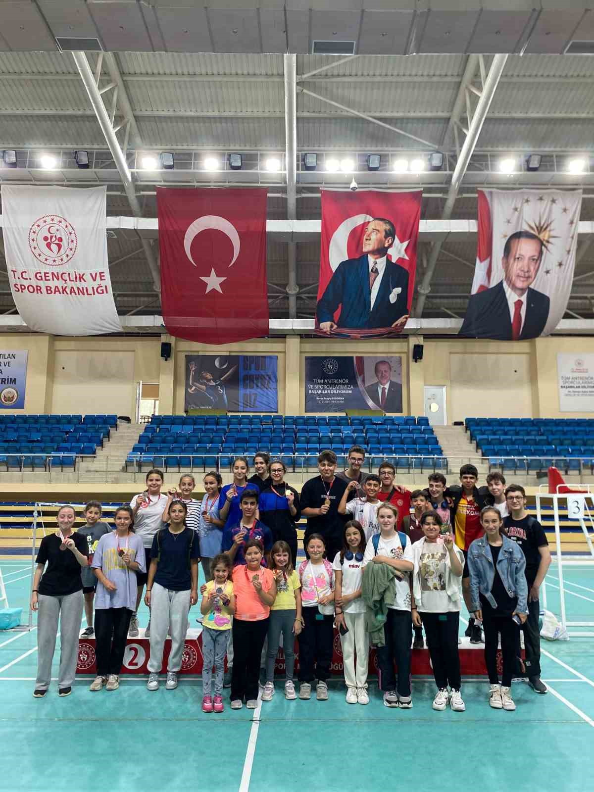 Badminton müsabakaları katılımcılar arasında dostane rekabetle oynandı
