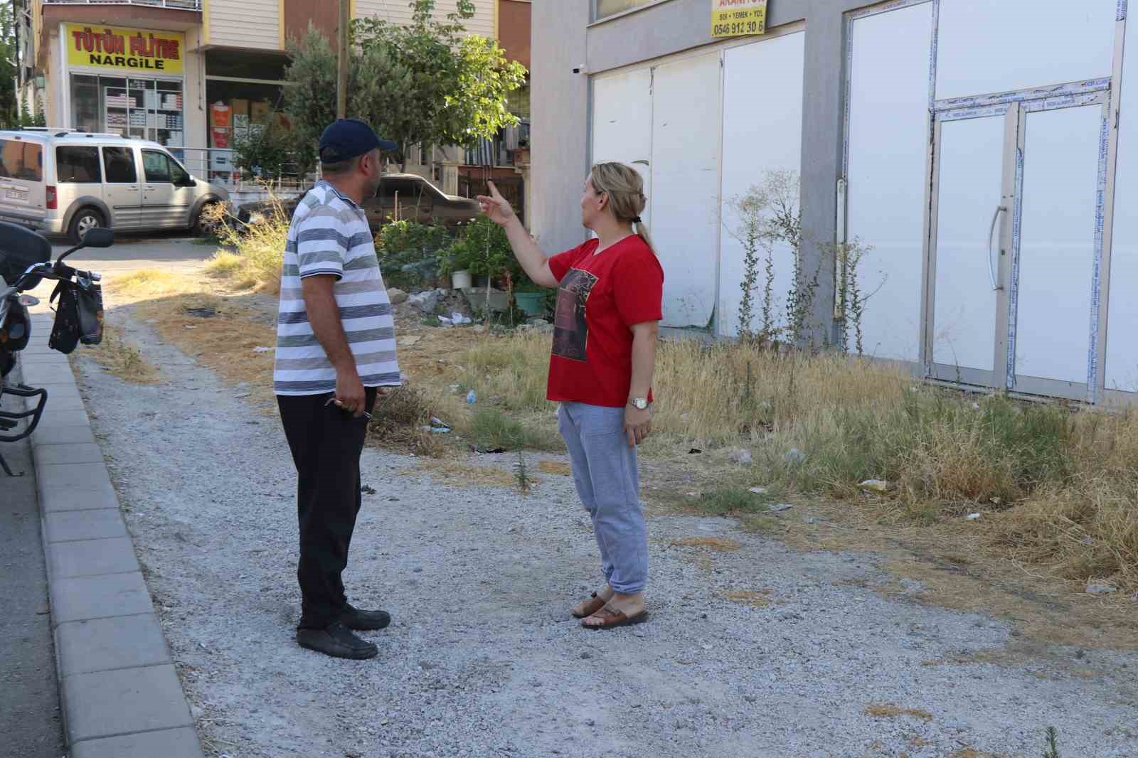 Eline fotoğrafı alan gelin sokak sokak kayıp kaynanasını arıyor
