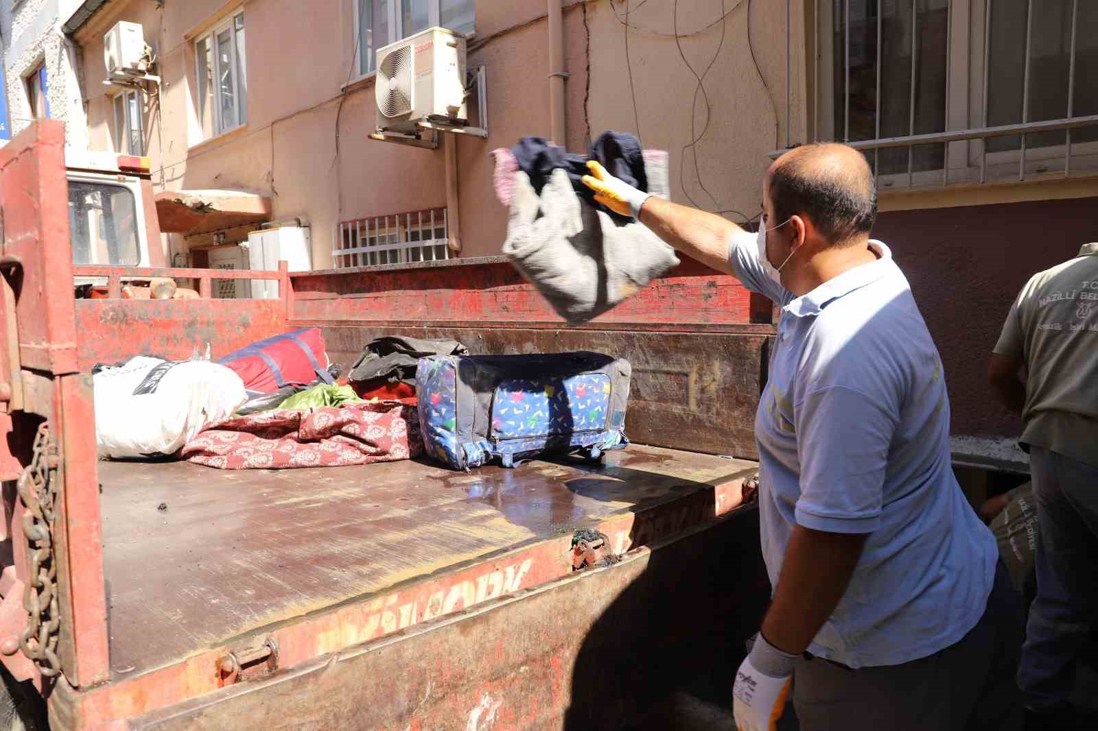 Nazilli’deki çöp evden 7 kamyon çöp çıkartıldı
