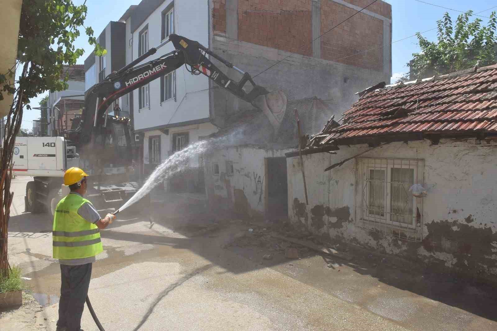 Yıldırım’da riskli durumdaki yapılar yıkılıyor
