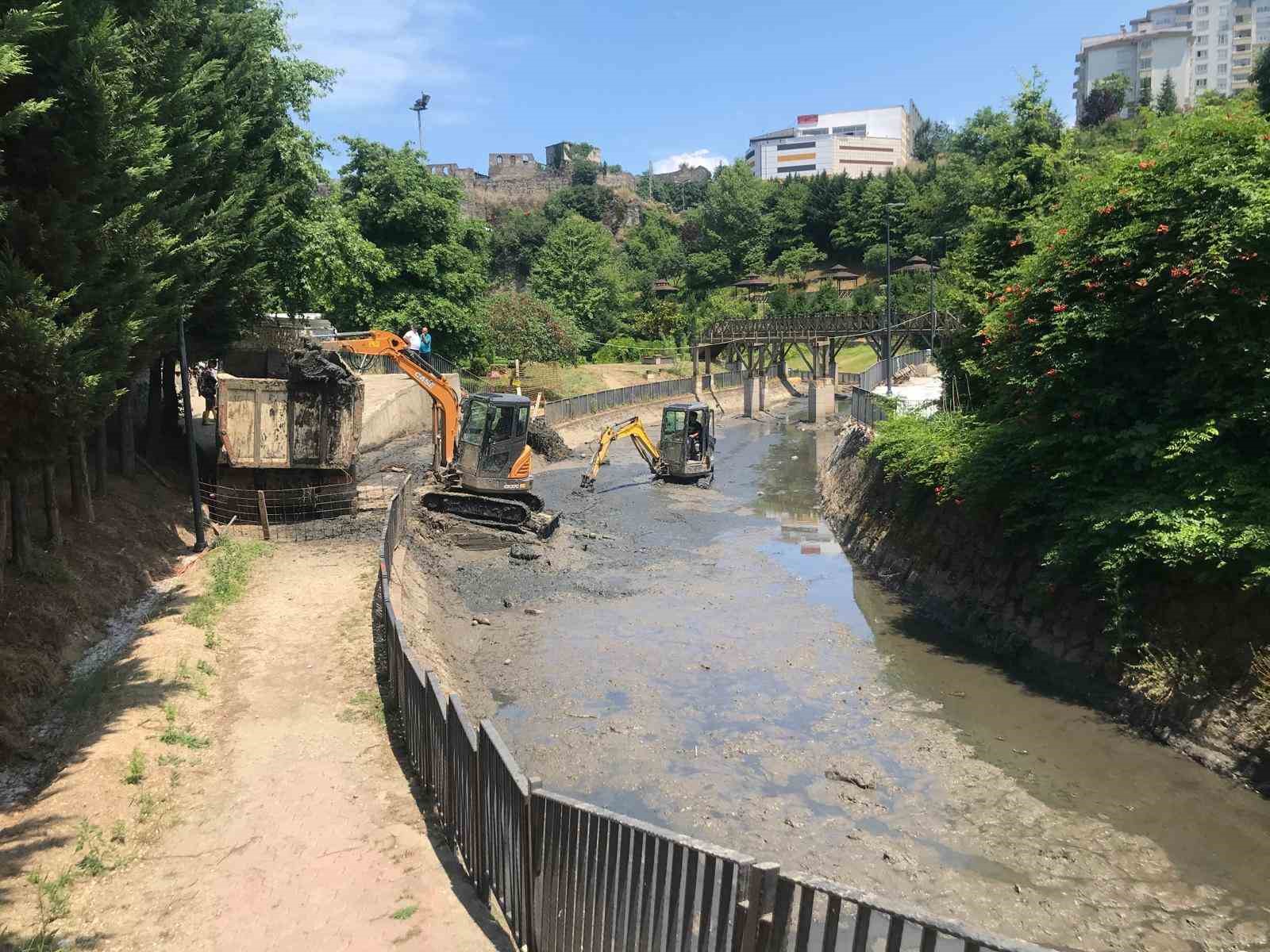 Zağnos Vadisi’ndeki dere yatağı temizleniyor
