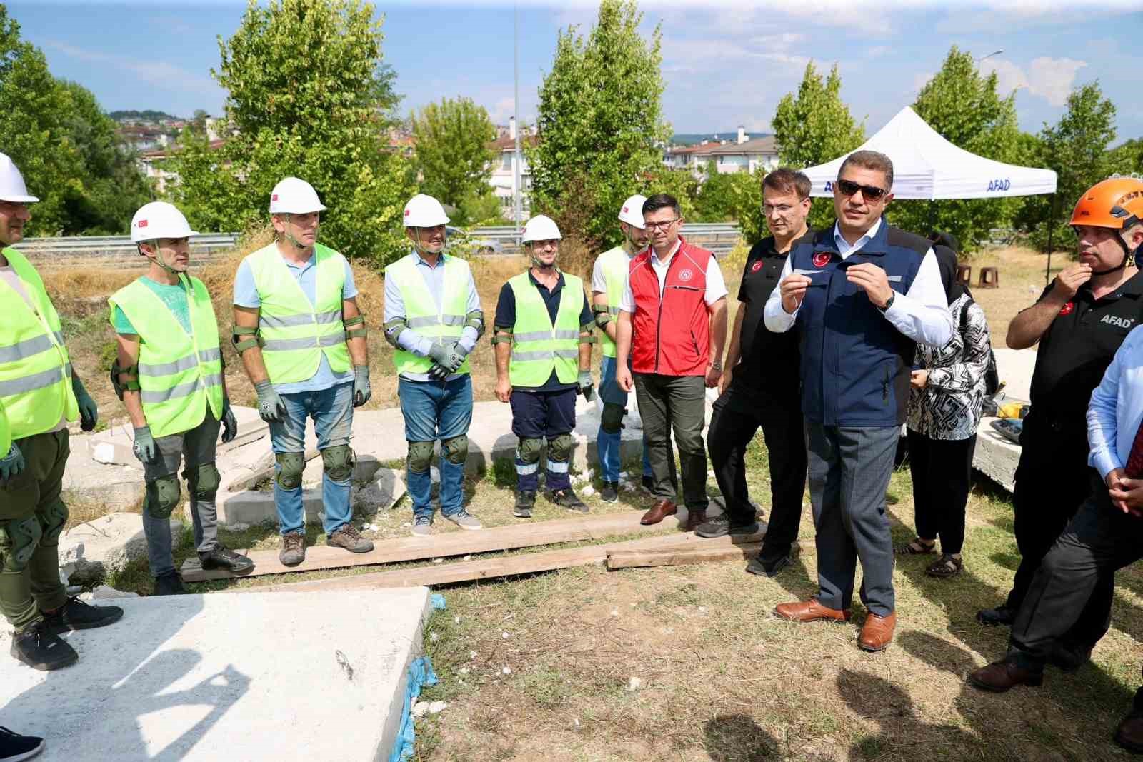 Hedef nüfusa oranla 2,5 kat daha fazla arama kurtarma personeli yetiştirmek
