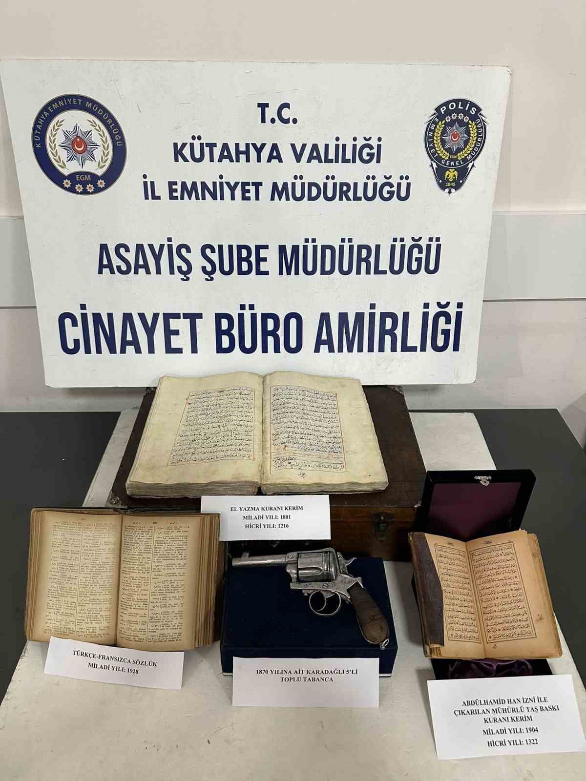 Kütahya’da 2 antika Kur’an-ı Kerim ve antika tabanca ele geçirildi
