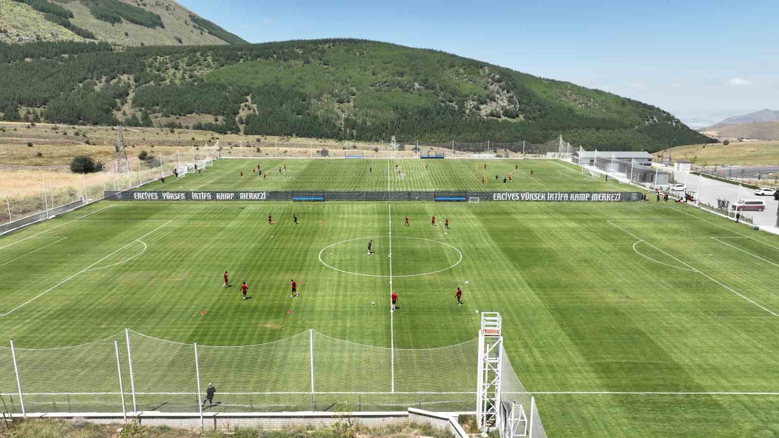 Futbol Takımları Erciyes Yüksek İrtifa Kamp Merkezi’ne övgüler yağdırdı
