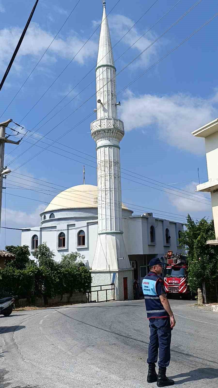 Camide çıkan yangını vatandaşlar söndürdü
