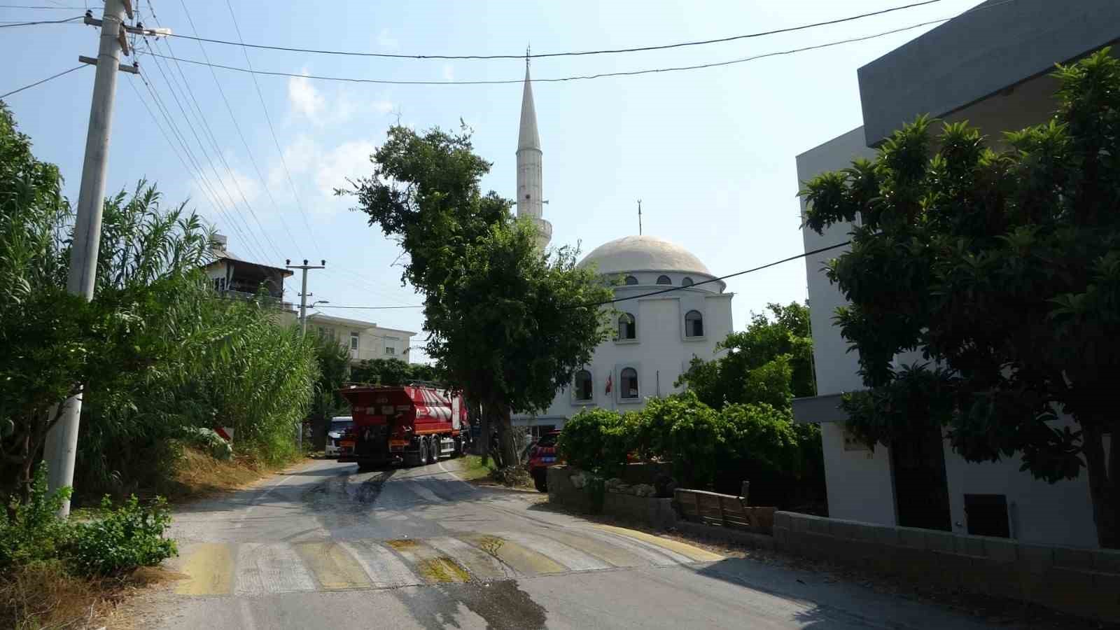 Camide çıkan yangını vatandaşlar söndürdü
