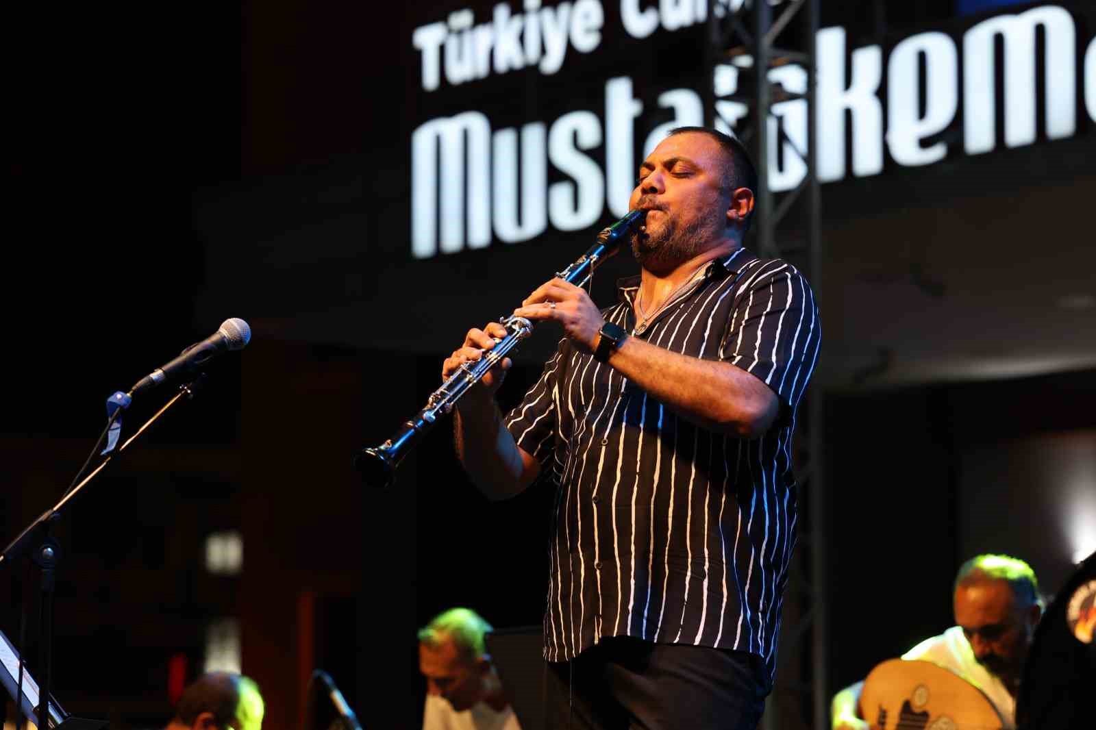 Altın Karagöz’ün renkleri Bursa’yı sardı
