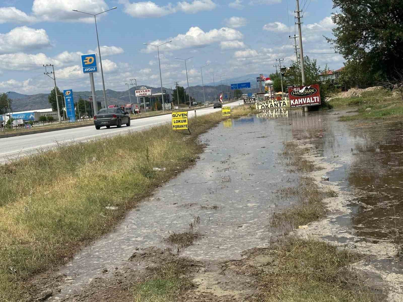 Karayolu kenarındaki menfez işlevini yitirince araziler suyla doldu
