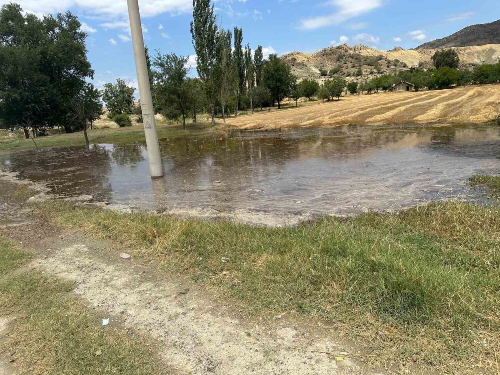 Karayolu kenarındaki menfez işlevini yitirince araziler suyla doldu
