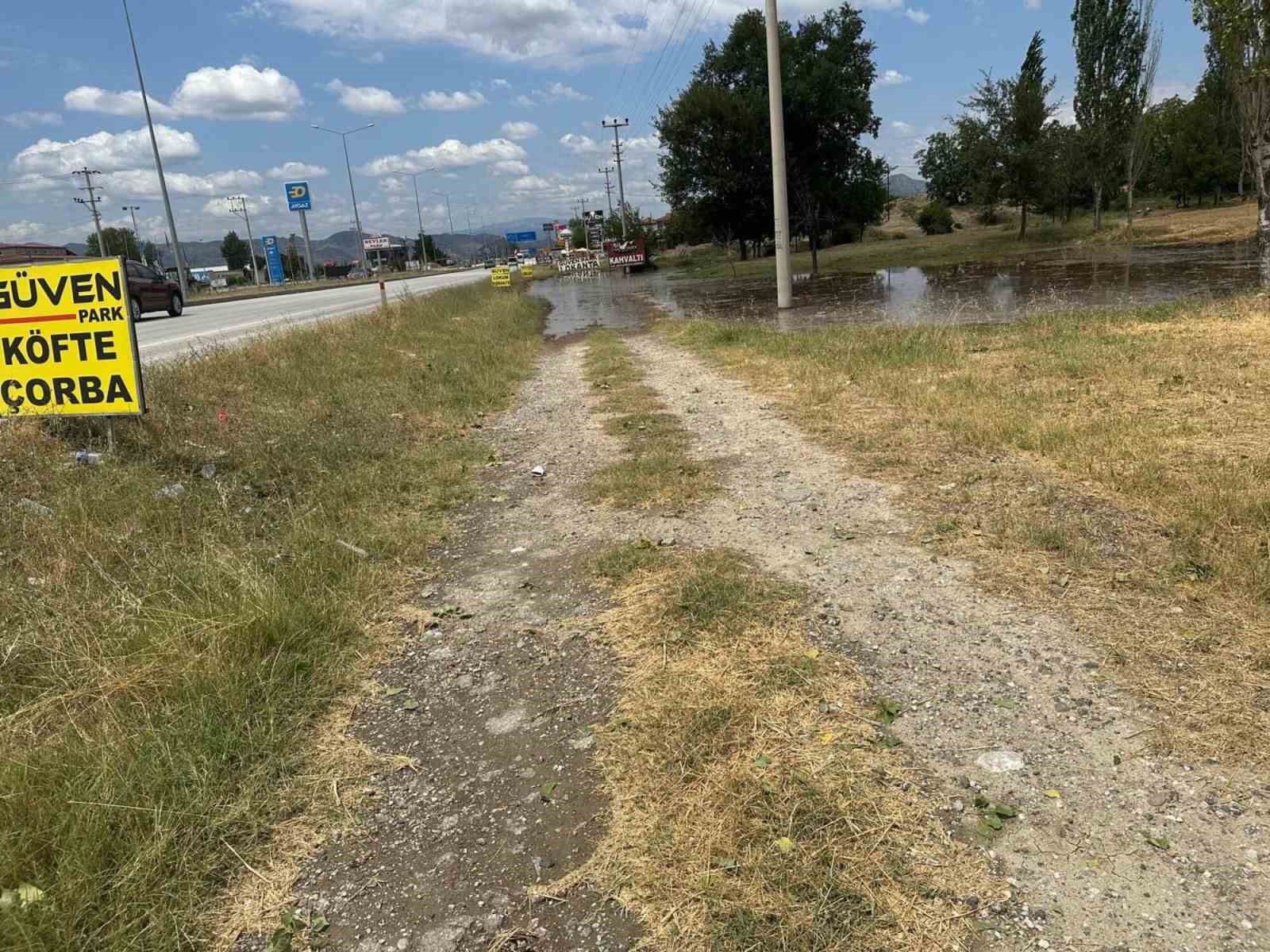 Karayolu kenarındaki menfez işlevini yitirince araziler suyla doldu
