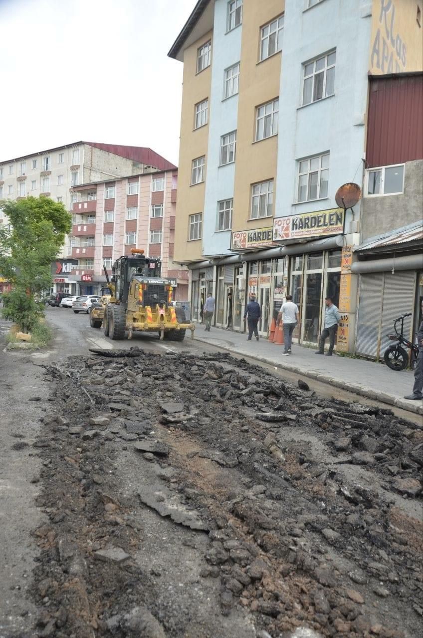 Patnos Belediyesi, Dergah Caddesi’nde asfalt öncesi hazırlıklara başladı
