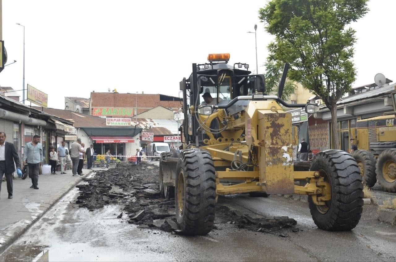 Patnos Belediyesi, Dergah Caddesi’nde asfalt öncesi hazırlıklara başladı
