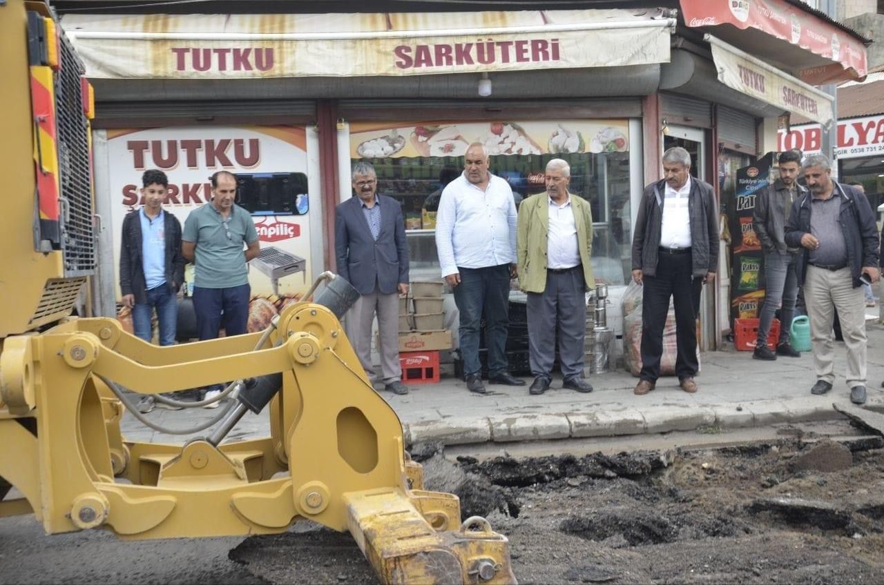 Patnos Belediyesi, Dergah Caddesi’nde asfalt öncesi hazırlıklara başladı
