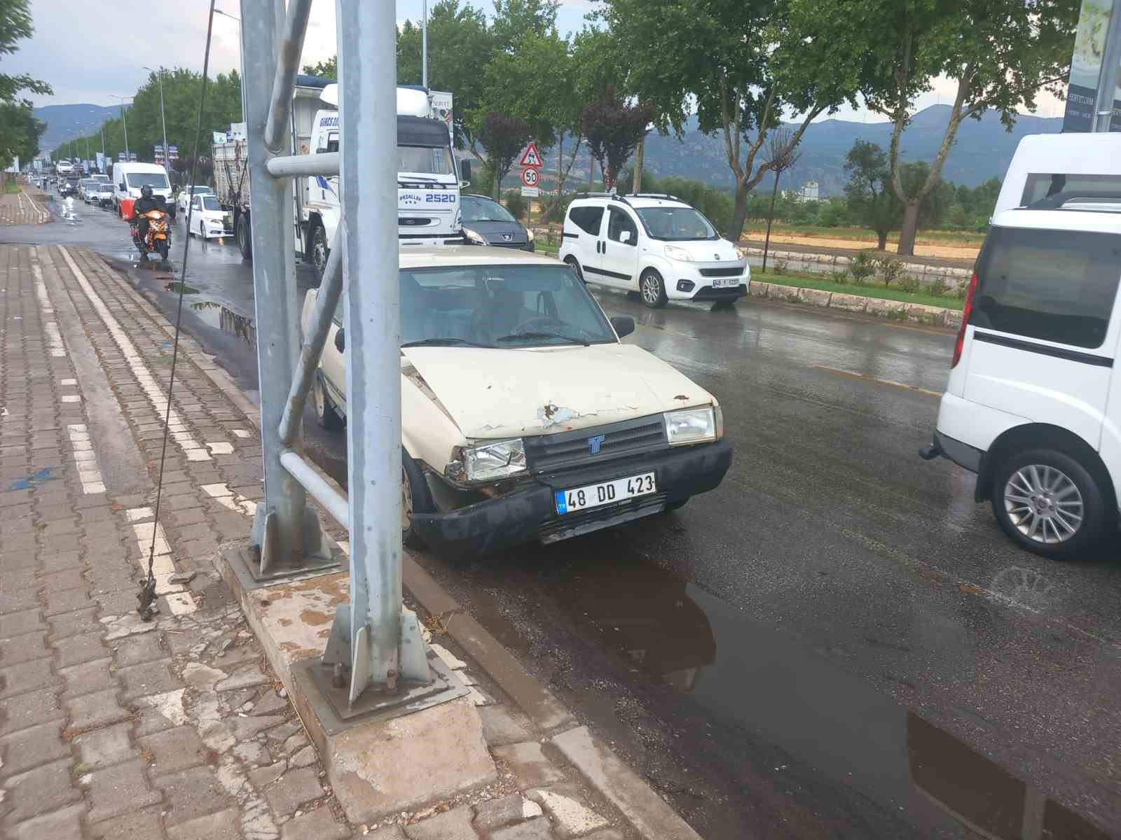 Menteşe’de 6 araçlı zincirleme trafik kazası
