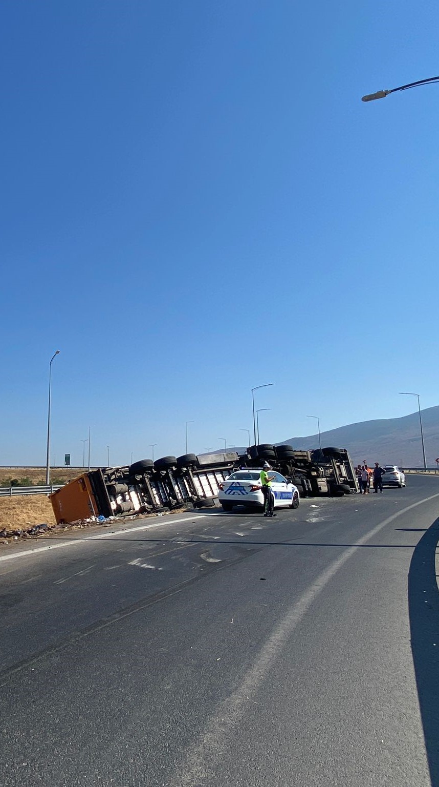 İzmir’de atık taşıyan çekici devrildi: 1 yaralı
