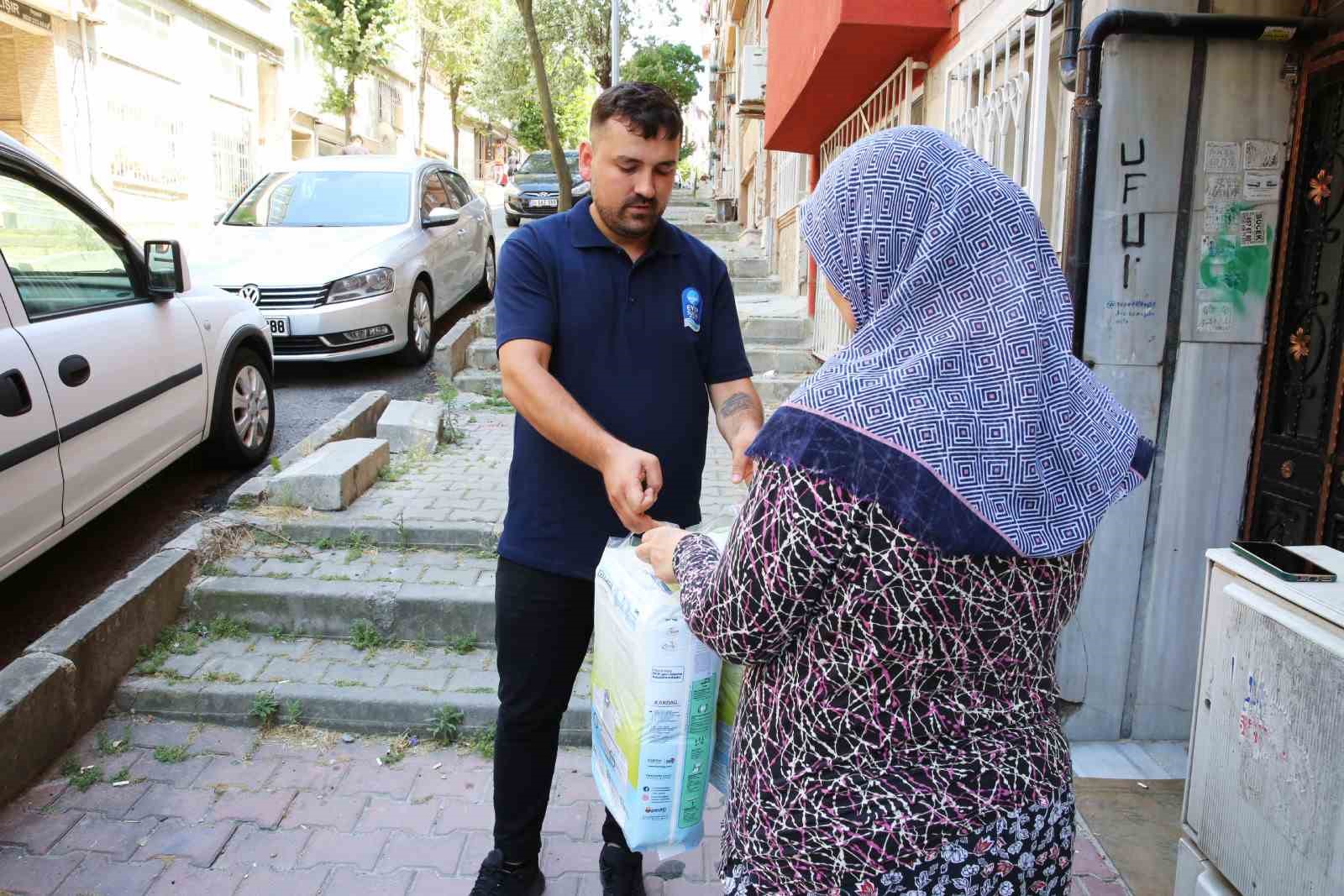 Eyüpsultan Belediyesi’nden yaşlı ve yatalak hastalara hasta bezi yardımı
