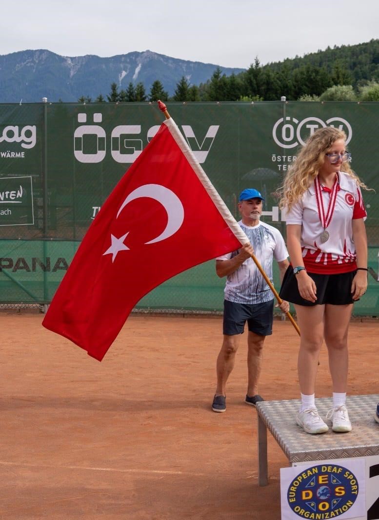 Antalyalı Zeynepsu’dan, İşitme Engelliler Avrupa Tenis Şampiyonası’nda gümüş madalya
