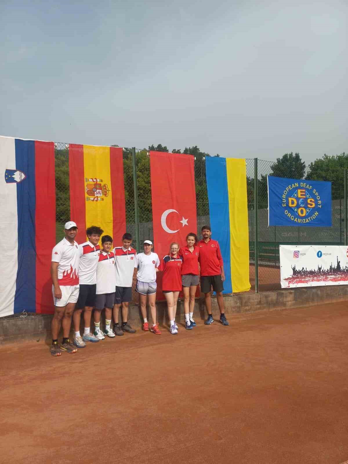 Antalyalı Zeynepsu’dan, İşitme Engelliler Avrupa Tenis Şampiyonası’nda gümüş madalya
