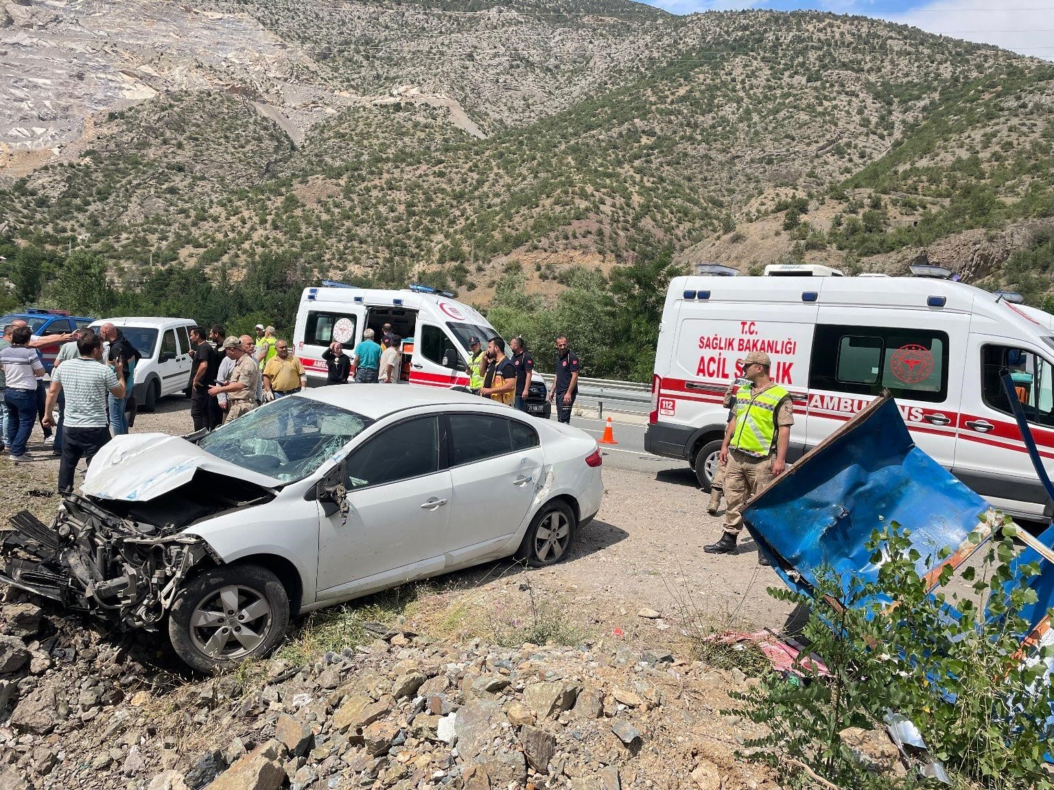 Otomobil otobüs durağına daldı: 3 yaralı
