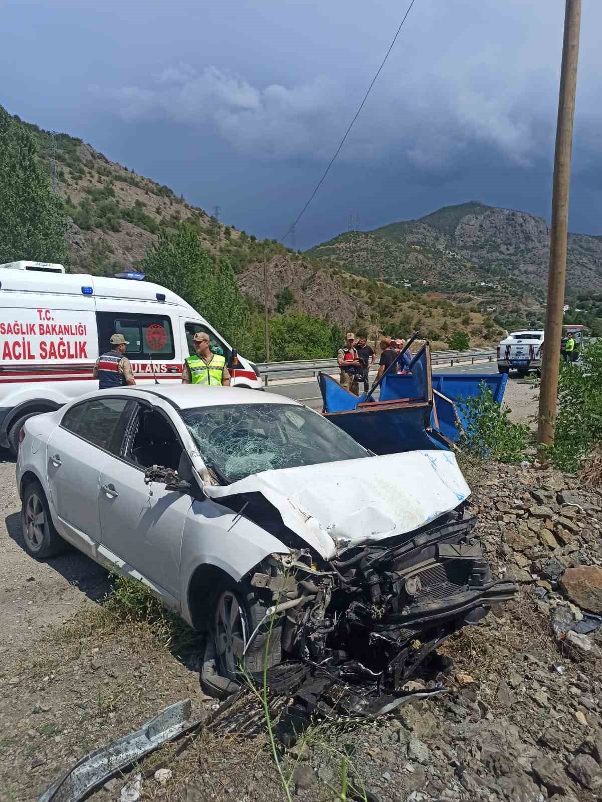 Otomobil otobüs durağına daldı: 3 yaralı
