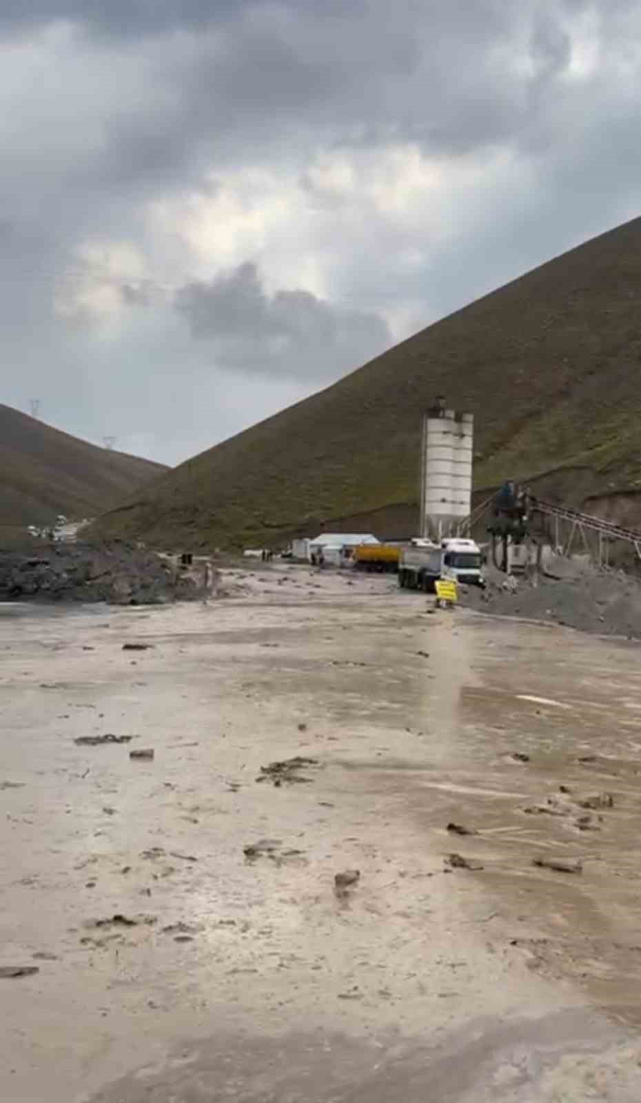 Van-Hakkari karayolunda onlarca araç selde mahsur kaldı
