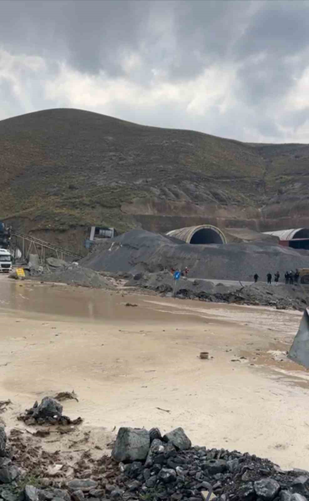 Van-Hakkari karayolunda onlarca araç selde mahsur kaldı
