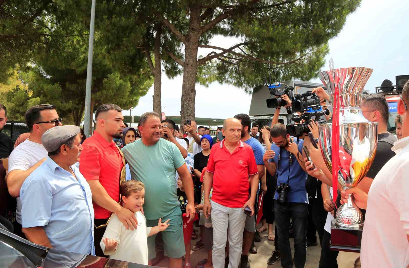 Kırkpınar Başpehlivanı Yusuf Can Zeybek’e Antalya’da coşkulu karşılama
