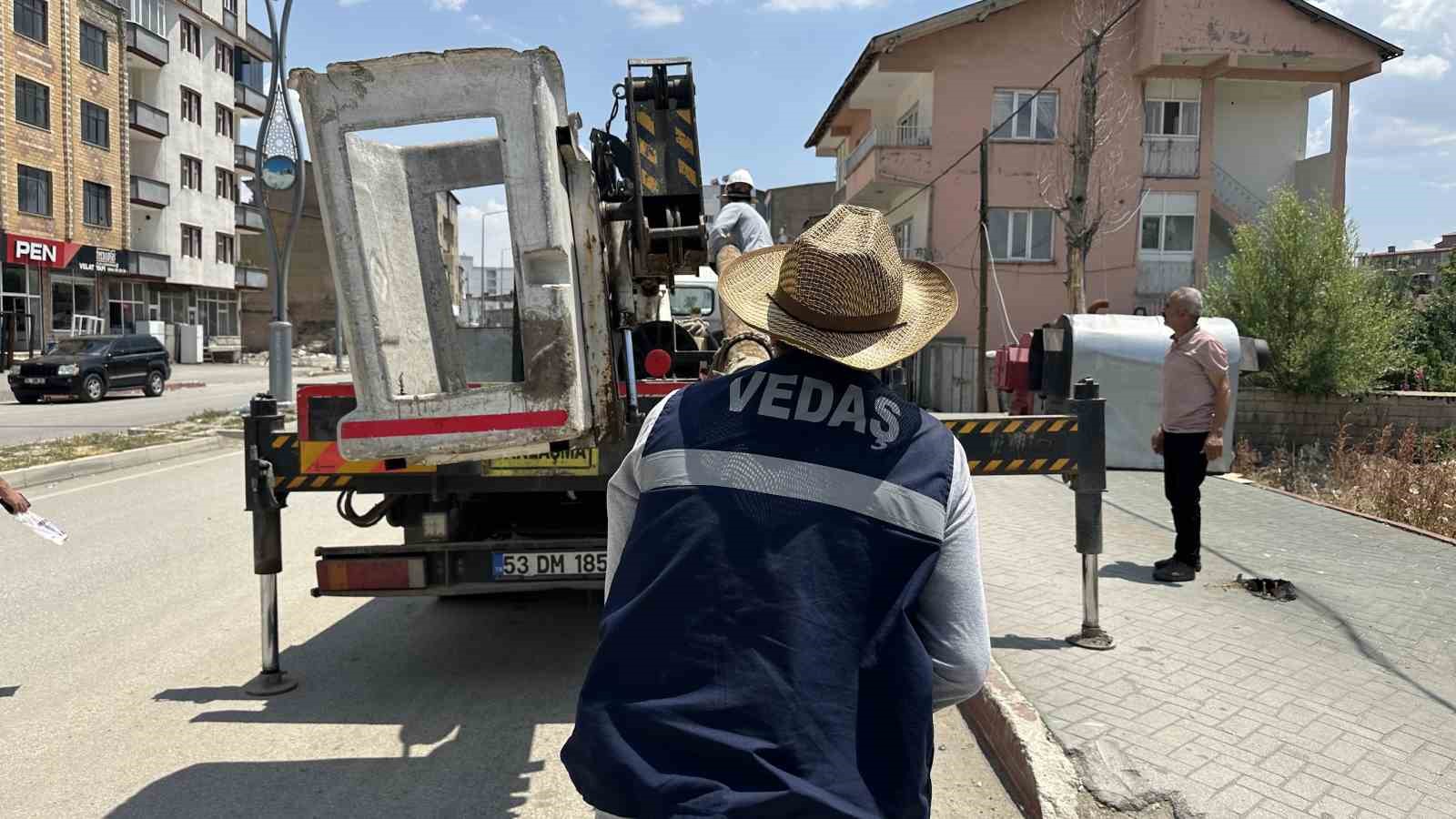 Yüksekova’da tehlike saçan elektrik direği yenilendi
