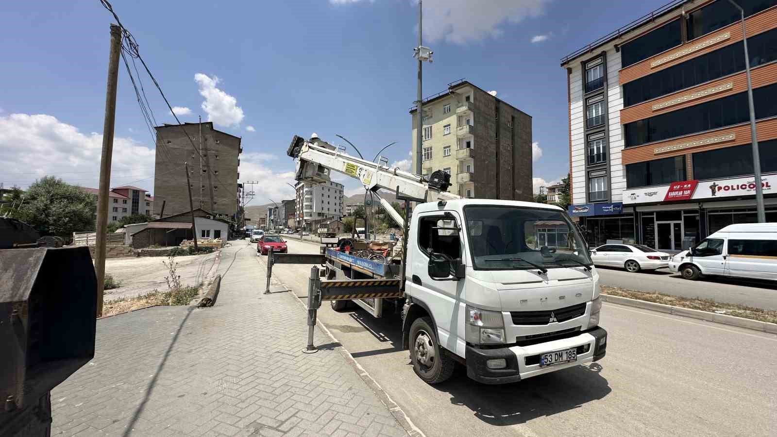 Yüksekova’da tehlike saçan elektrik direği yenilendi
