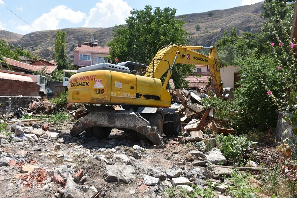 İnönü’de metruk evlerin yıkımı başladı
