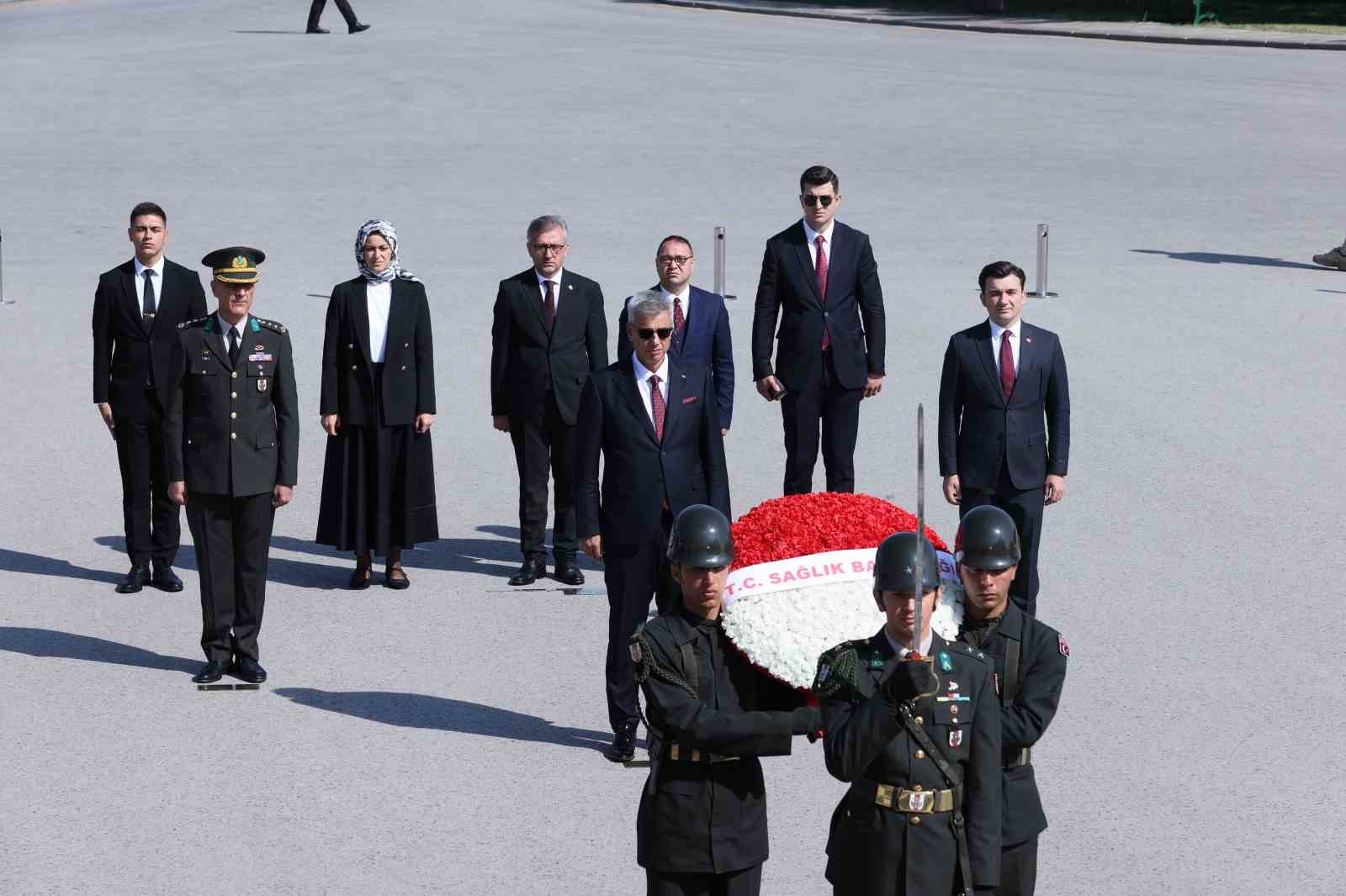 Sağlık Bakanı Memişoğlu’dan Anıtkabir’e ziyaret
