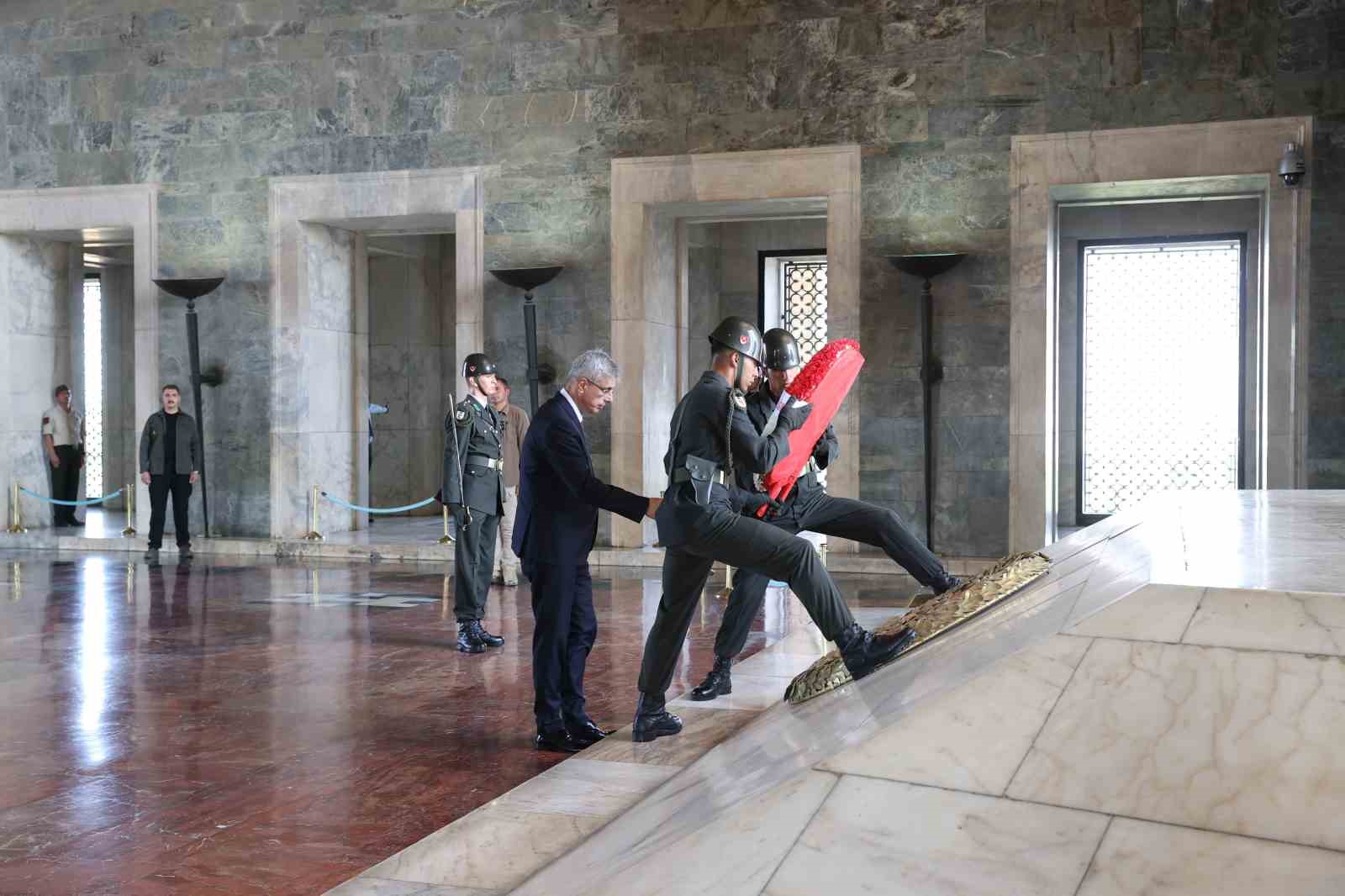 Sağlık Bakanı Memişoğlu’dan Anıtkabir’e ziyaret
