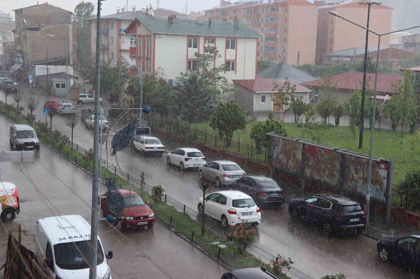 Sağanak yağış Oltu’da sele neden oldu
