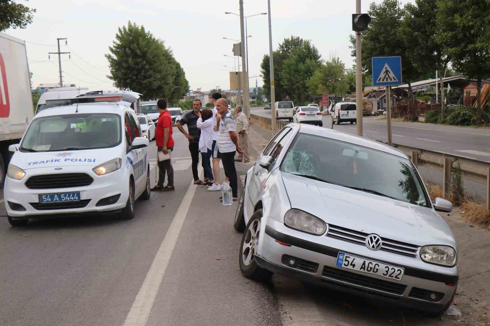 Sakarya’da feci kaza: Otomobil yaya geçidinde anne ve iki çocuğuna çarptı
