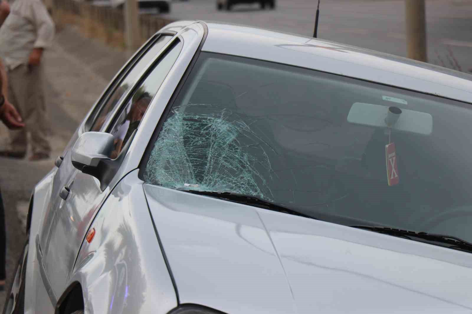 Sakarya’da feci kaza: Otomobil yaya geçidinde anne ve iki çocuğuna çarptı
