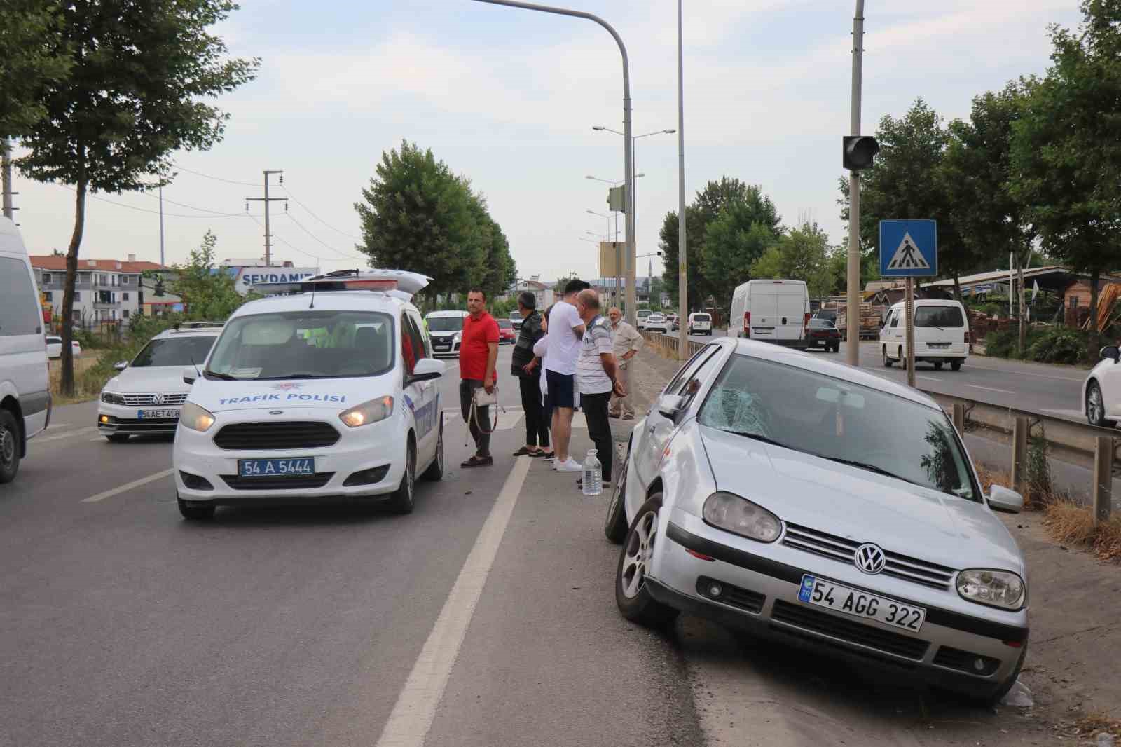 Sakarya’da feci kaza: Otomobil yaya geçidinde anne ve iki çocuğuna çarptı
