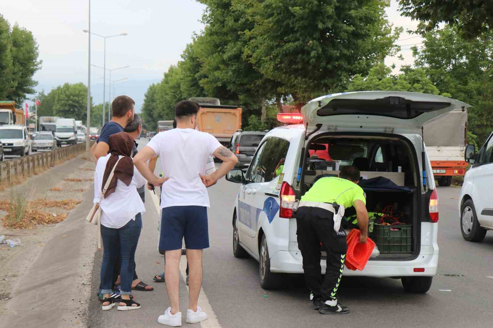 Sakarya’da feci kaza: Otomobil yaya geçidinde anne ve iki çocuğuna çarptı
