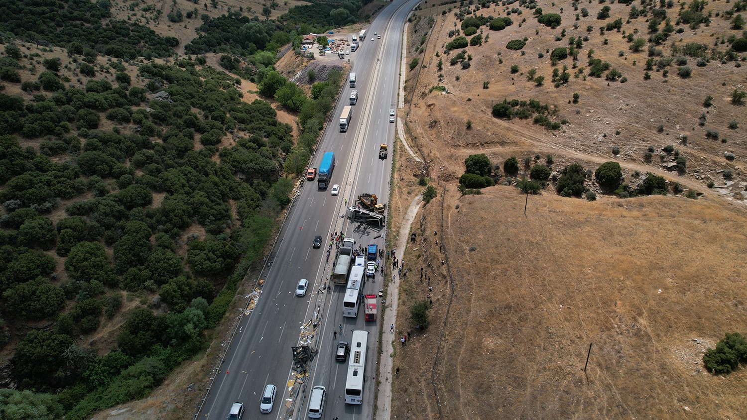 Tır yan yattı, yol 3 saat kapalı kaldı
