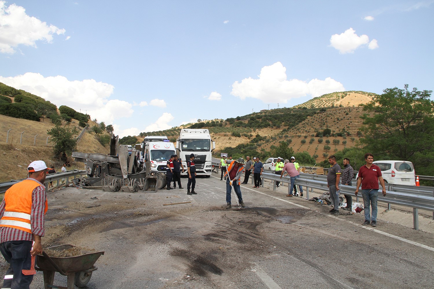 Tır yan yattı, yol 3 saat kapalı kaldı
