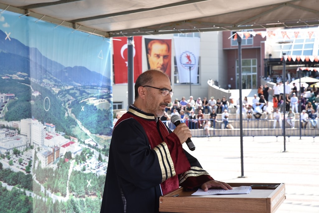 Dekan Topçu: “Mühendis, teorik bilgiyi insanlık yararına pratik bilgiye dönüştüren kişidir”
