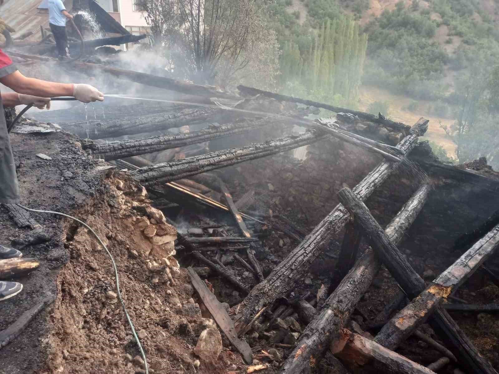 Sivas’ta korkutan yangın: 2 samanlık ve 2 ahır yandı
