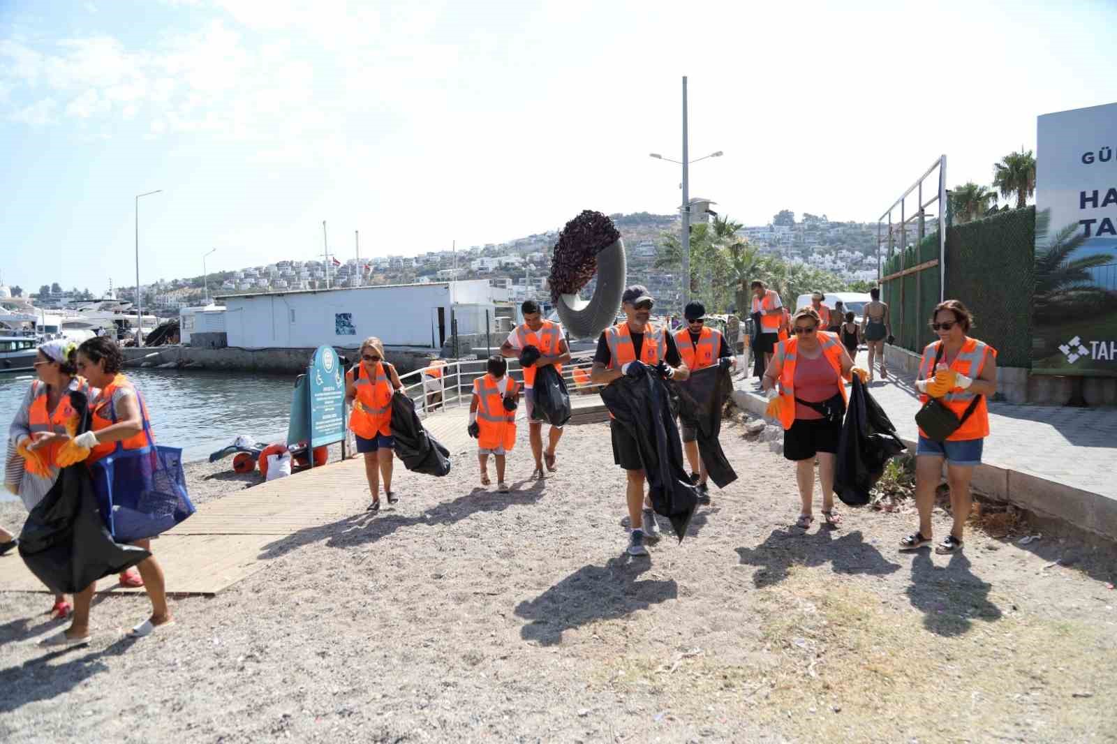 Gündoğan’da deniz dibi temizliği: 213 kilogram atık çıkartıldı
