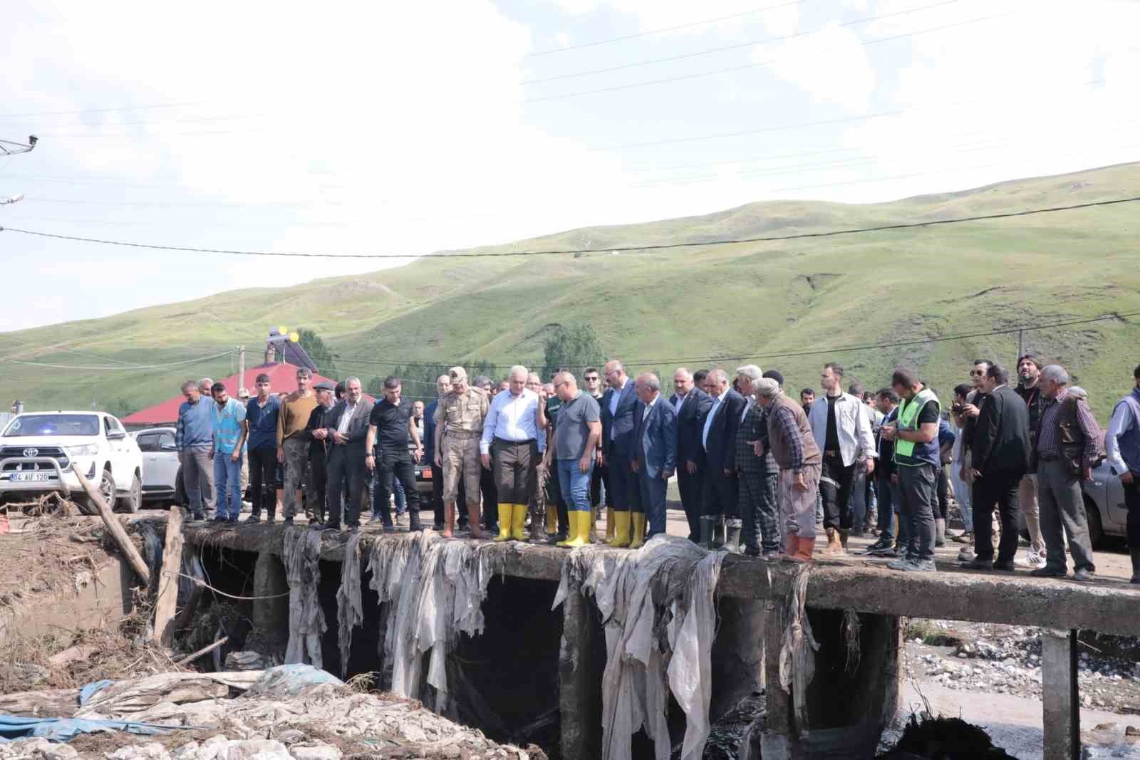 Vali Koç, sel felaketinin yaşandığı köylerde incelemelerde bulundu
