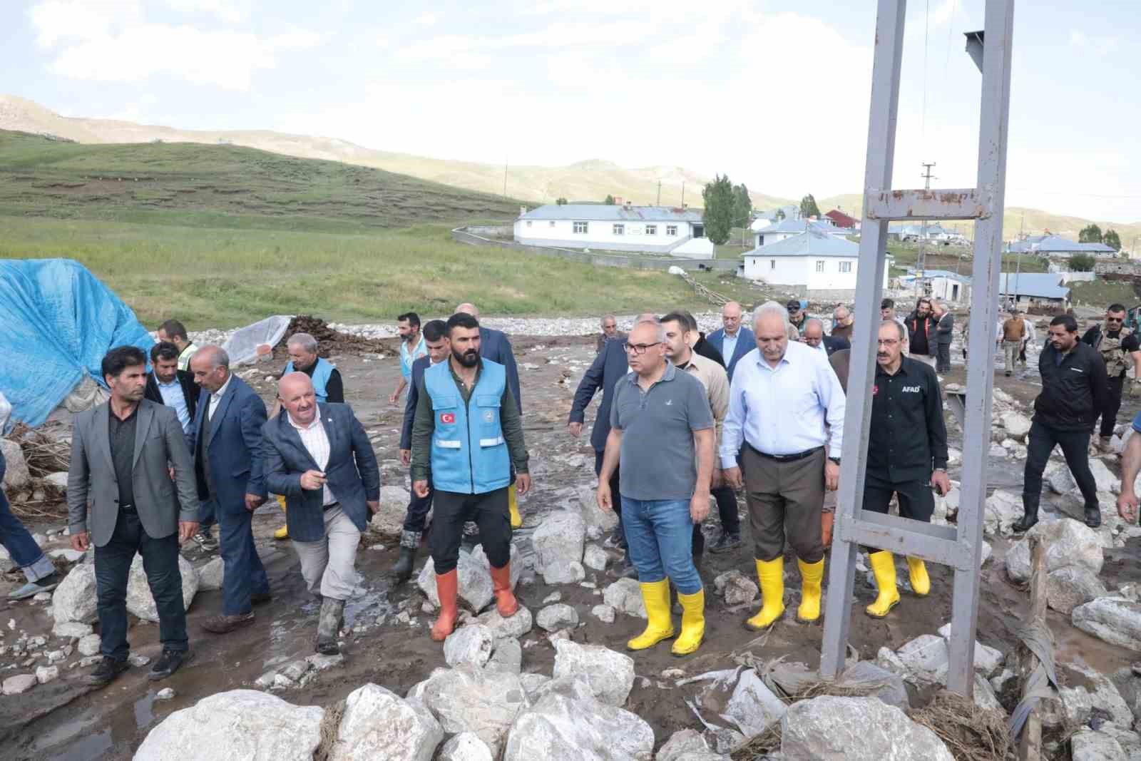 Vali Koç, sel felaketinin yaşandığı köylerde incelemelerde bulundu
